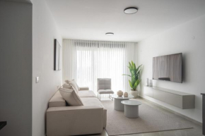 O&O - 2 BR Stylish & Modern Apartment